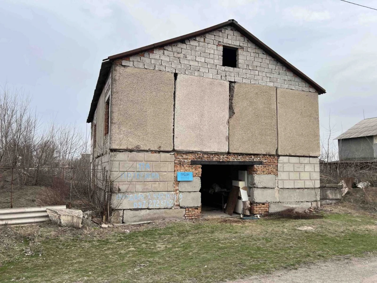 Sale of land plot and house building. Independent.