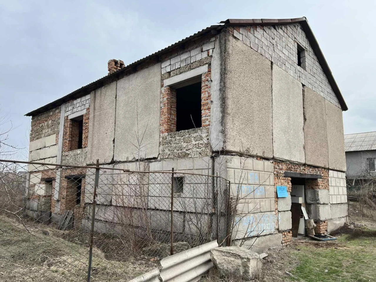 Sale of land plot and house building. Independent.