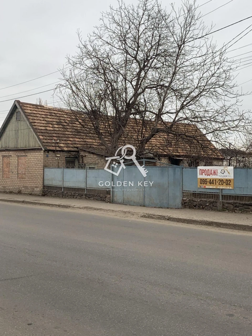 Sale of house and land plot of 10 acres.
