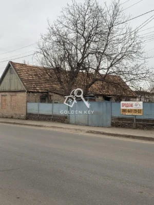 Sale of house and land plot of 10 acres.