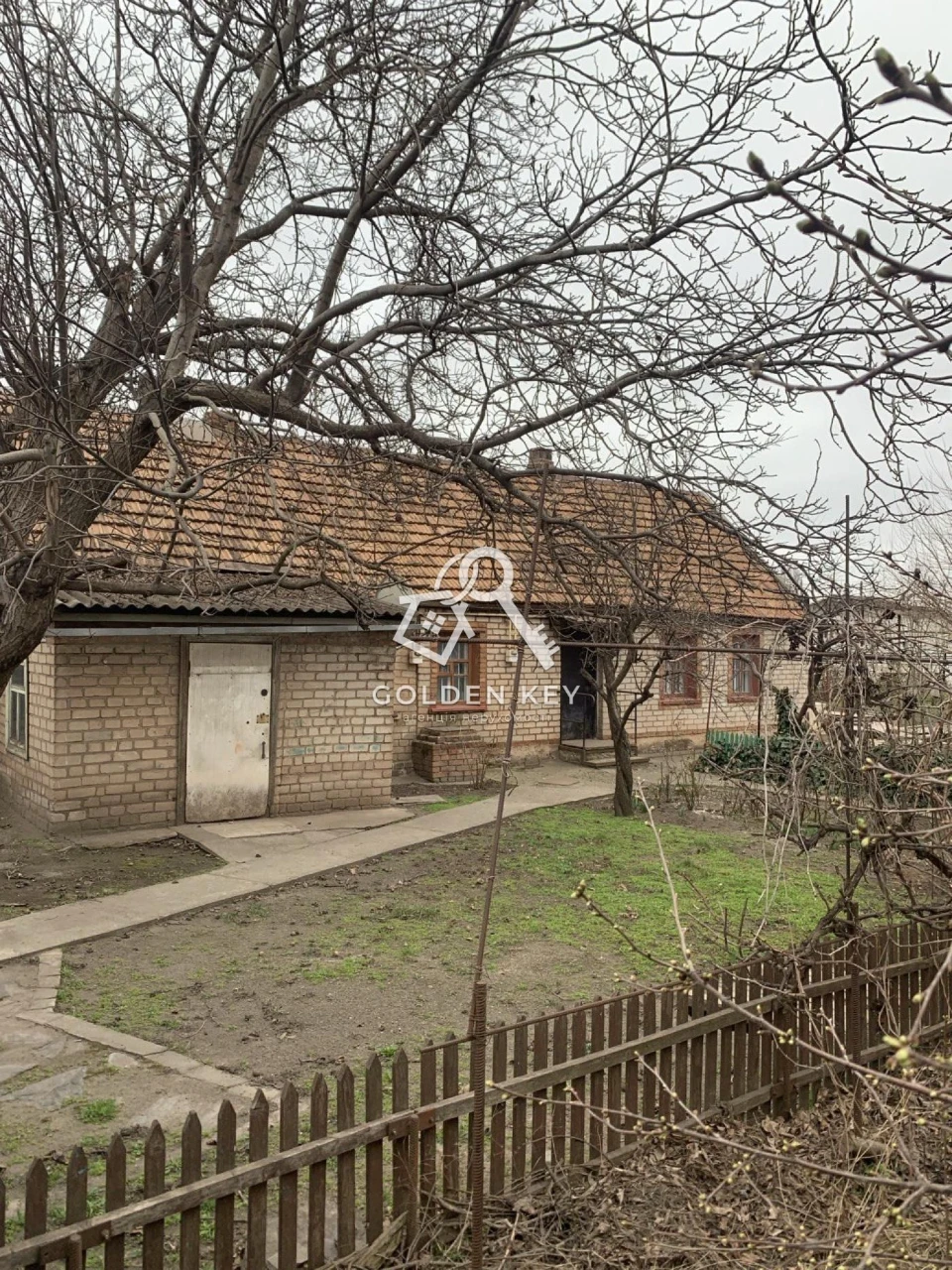 Sale of house and land plot of 10 acres.