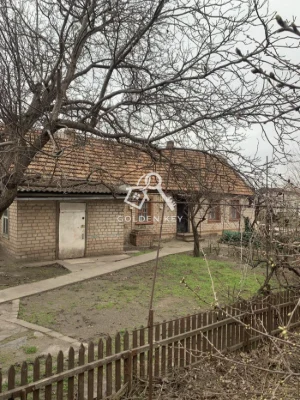 Sale of house and land plot of 10 acres.