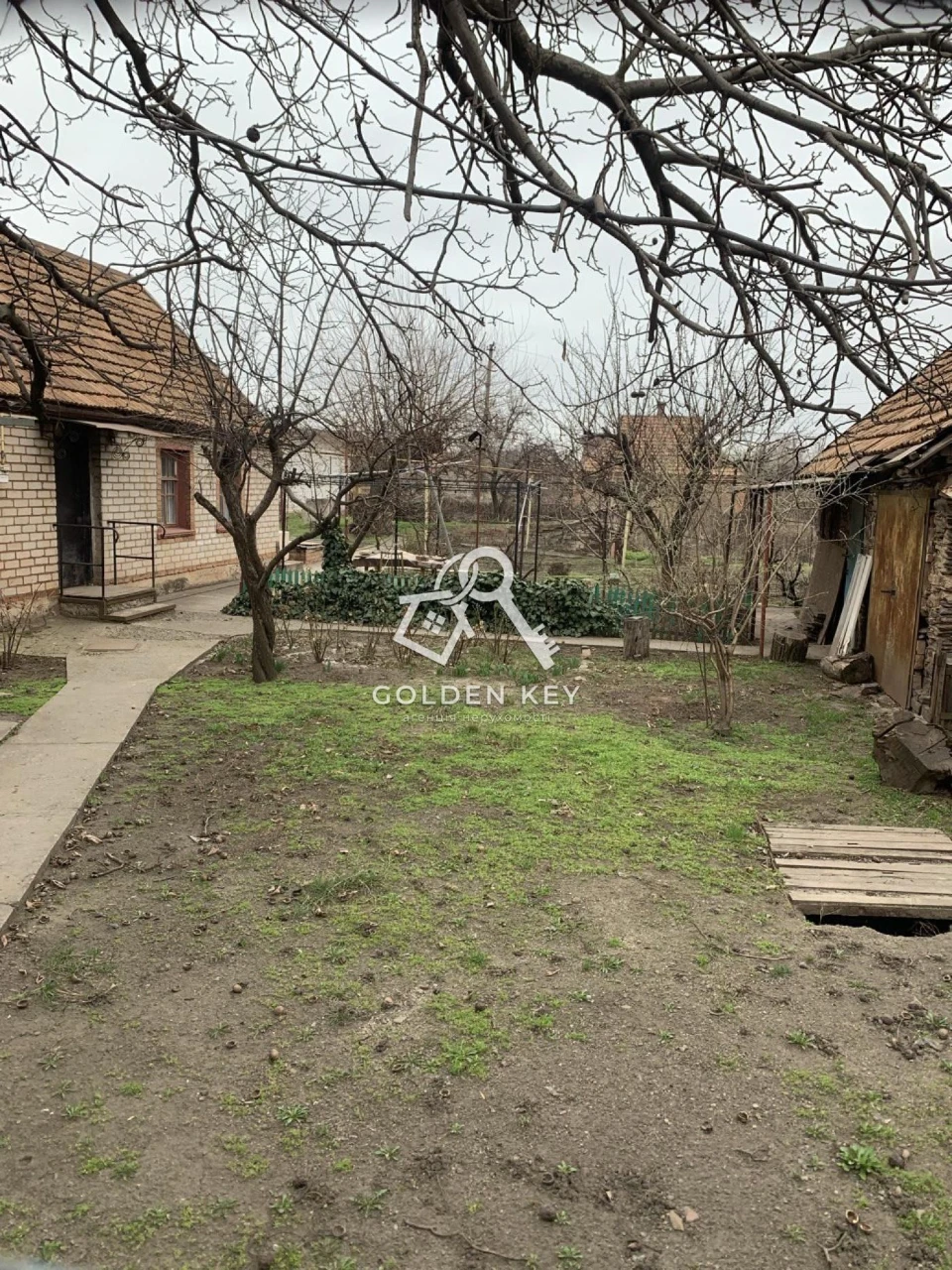 Sale of house and land plot of 10 acres.