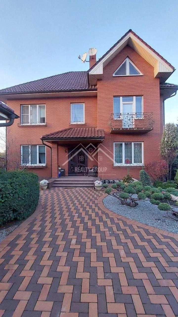 Продаж чудового будинку з басейном у центрі міста на 95 квар