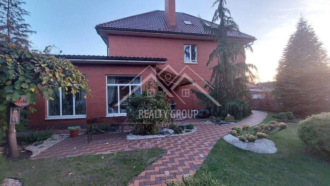 Продаж чудового будинку з басейном у центрі міста на 95 квар