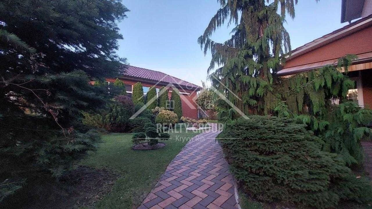 Продаж чудового будинку з басейном у центрі міста на 95 квар