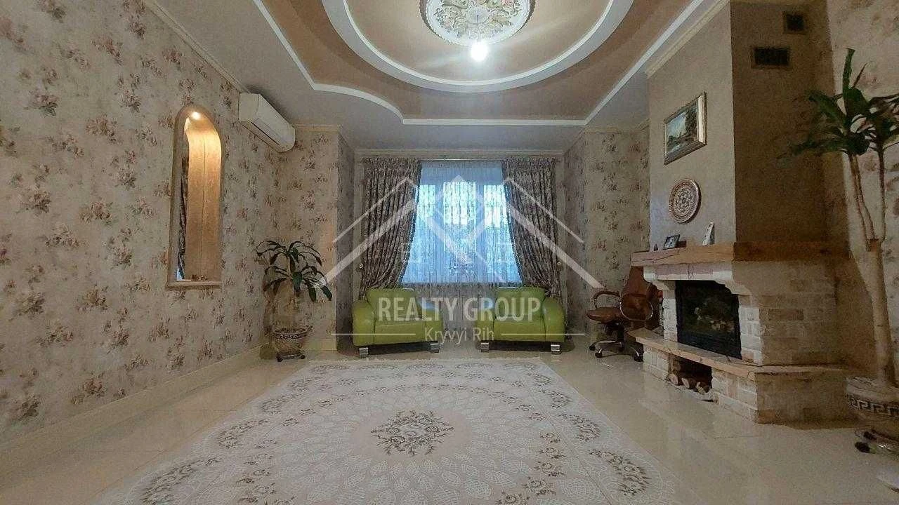 Продаж чудового будинку з басейном у центрі міста на 95 квар