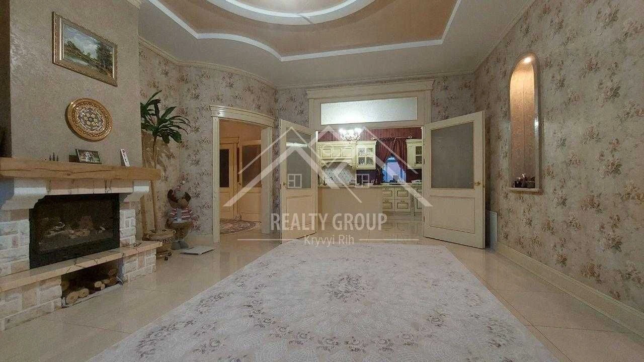 Продаж чудового будинку з басейном у центрі міста на 95 квар