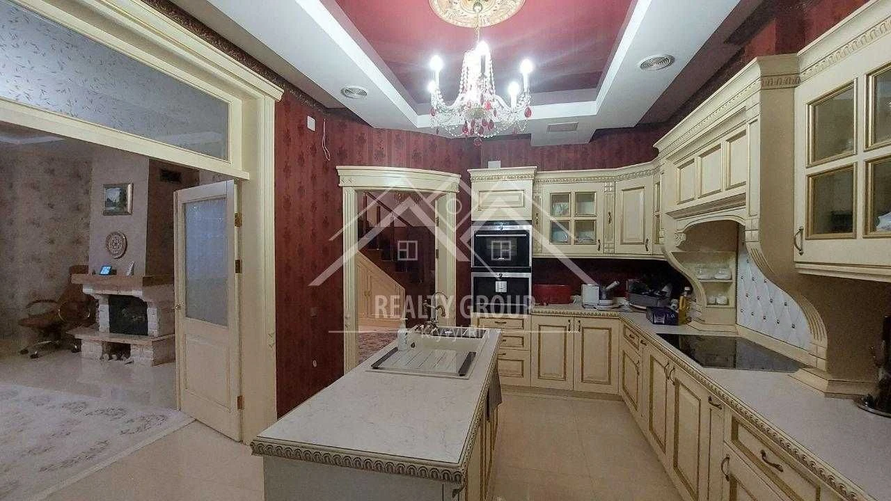 Продаж чудового будинку з басейном у центрі міста на 95 квар