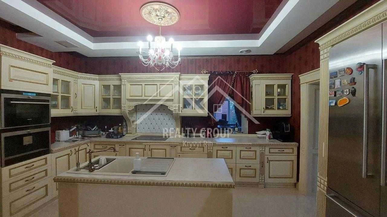 Продаж чудового будинку з басейном у центрі міста на 95 квар