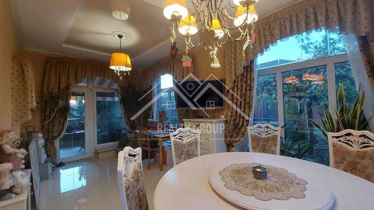 Продаж чудового будинку з басейном у центрі міста на 95 квар