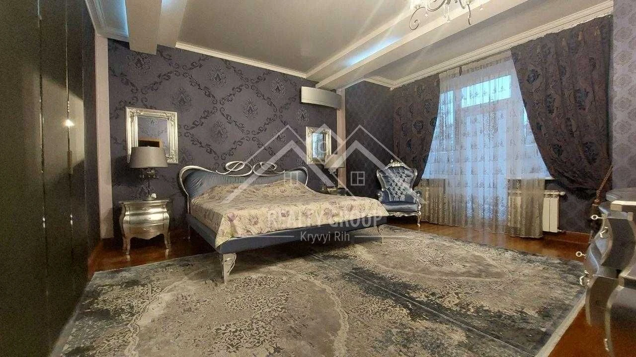 Продаж чудового будинку з басейном у центрі міста на 95 квар