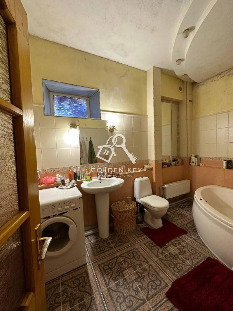 Продаж будинку з каміном і  фонтаном.