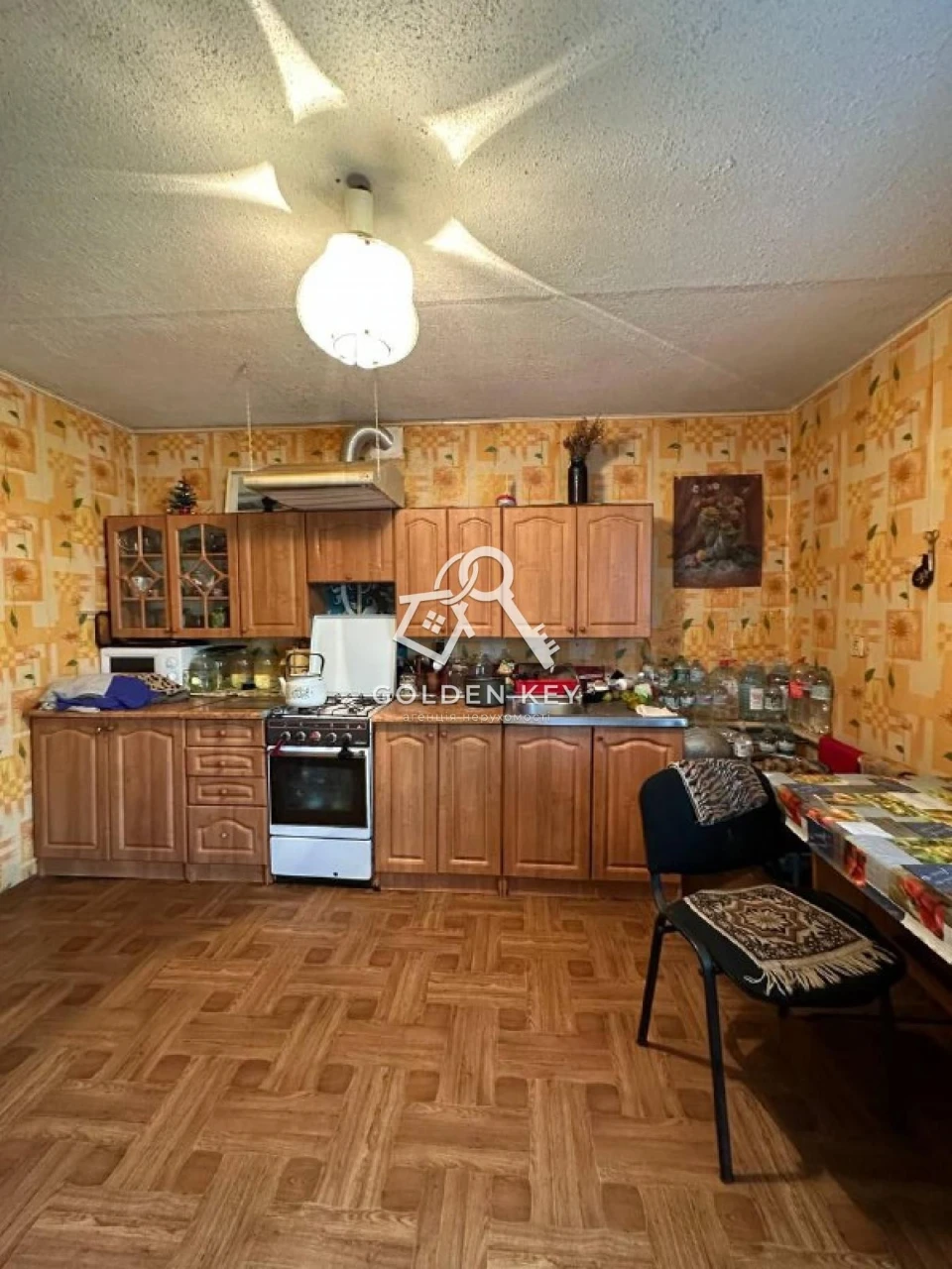 Продаж будинку з каміном і  фонтаном.