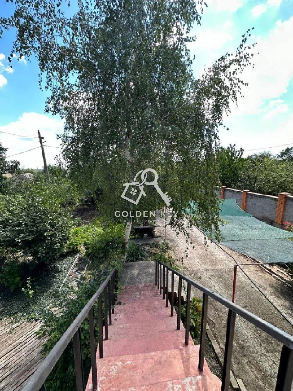 Продаж будинку з каміном і  фонтаном.