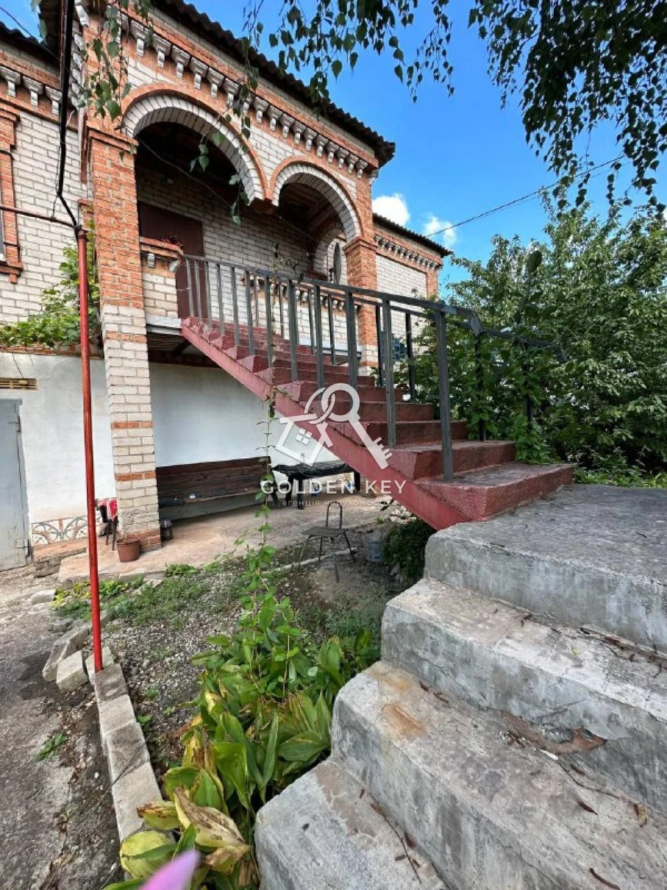 Продаж будинку з каміном і  фонтаном.