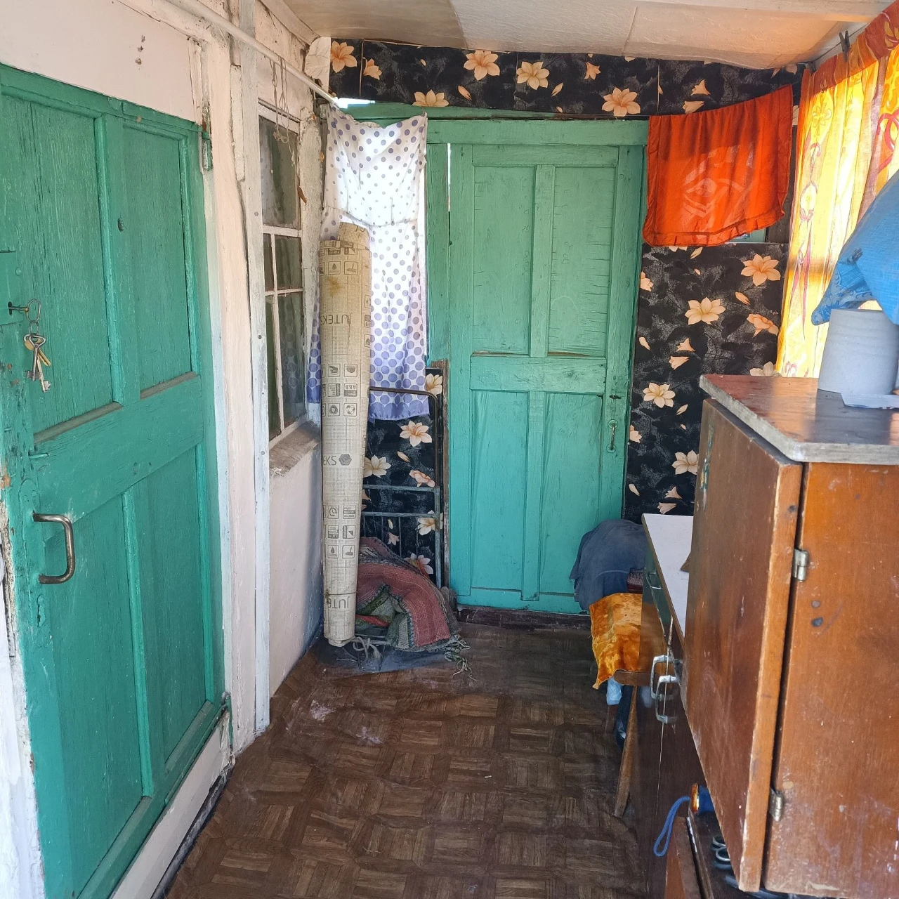 For sale: Cottage, garden.
