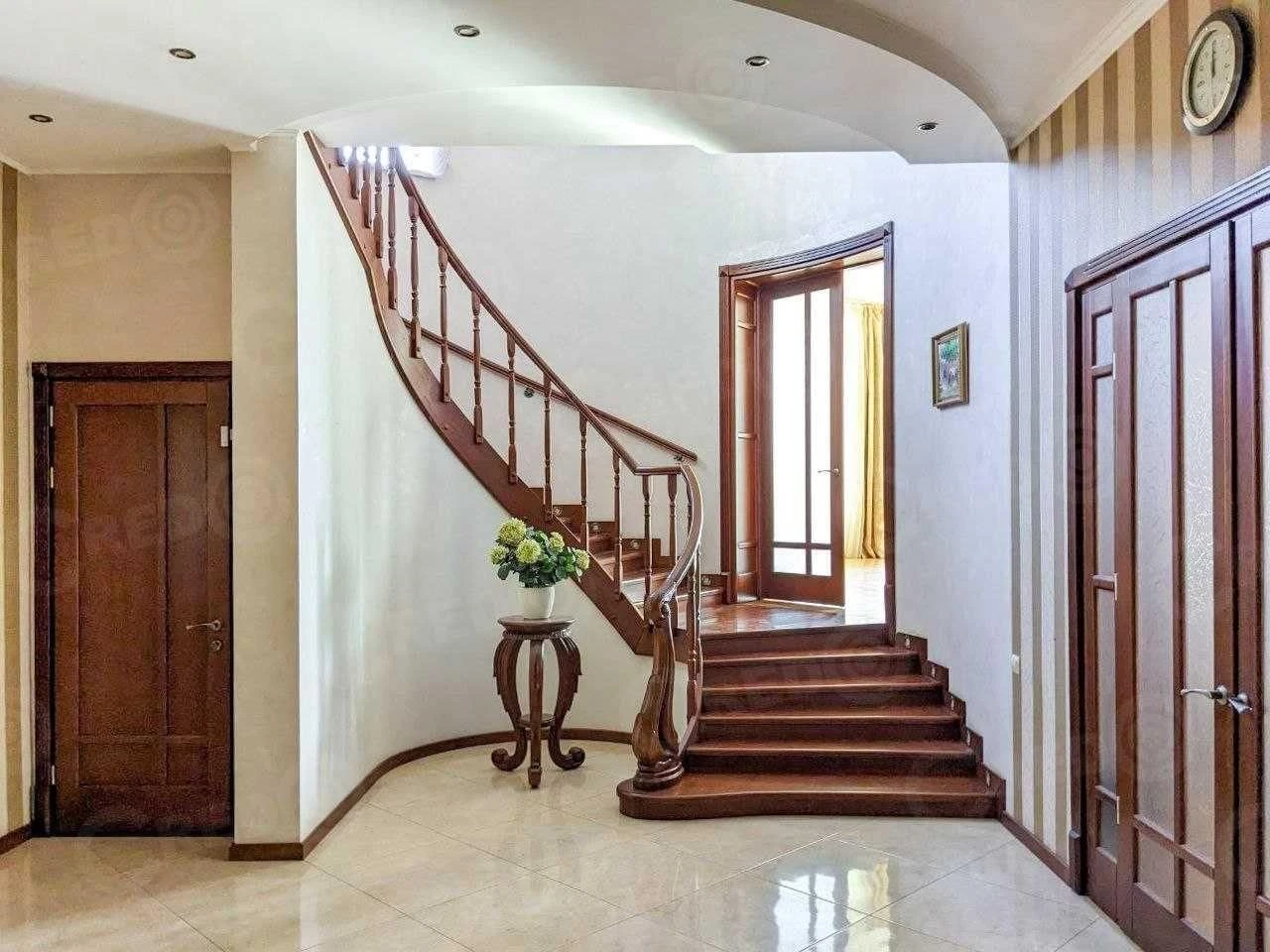 House for sale, 420 sq.m., "Svitanok" area