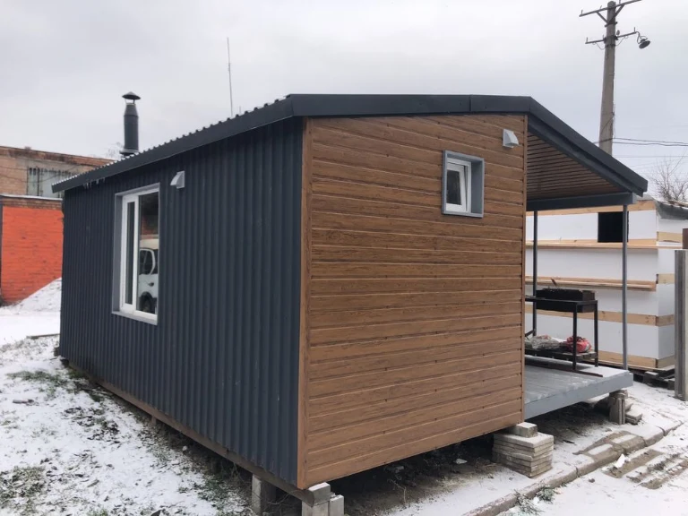 Модульний будинок з каміном.