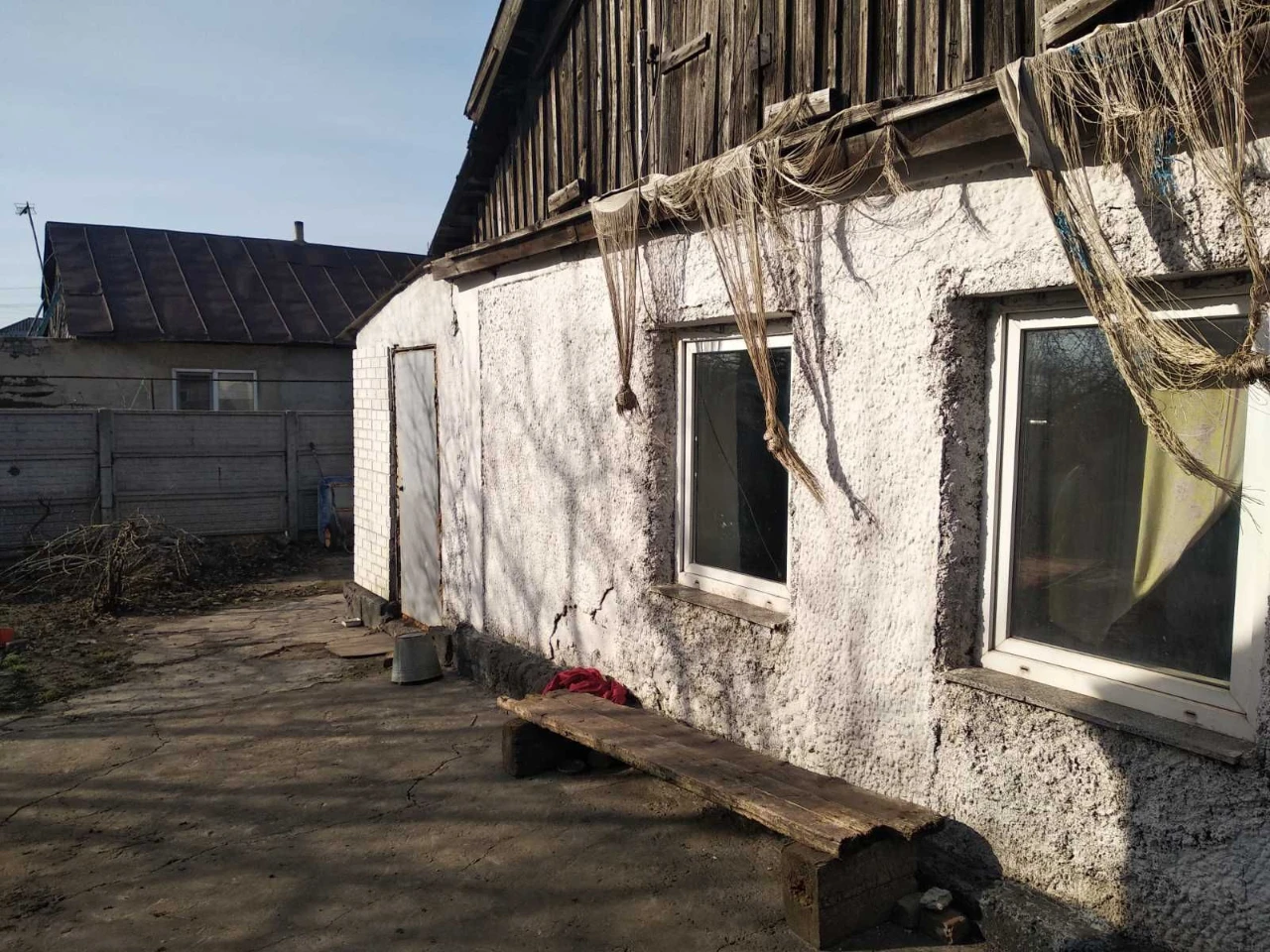 Продається будинок на Ласточці, вулиця Нестерова, 35. Будинок потребує ремонту.