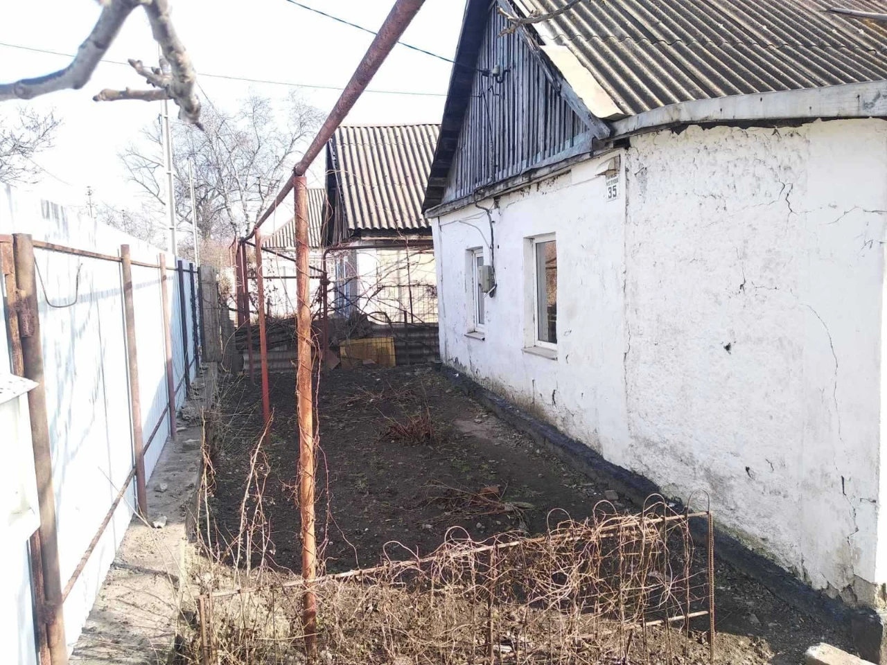 Продається будинок на Ласточці, вулиця Нестерова, 35. Будинок потребує ремонту.