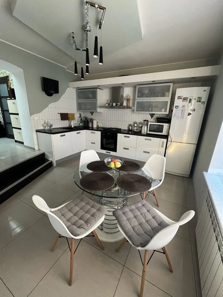 Spacious house in the Central District