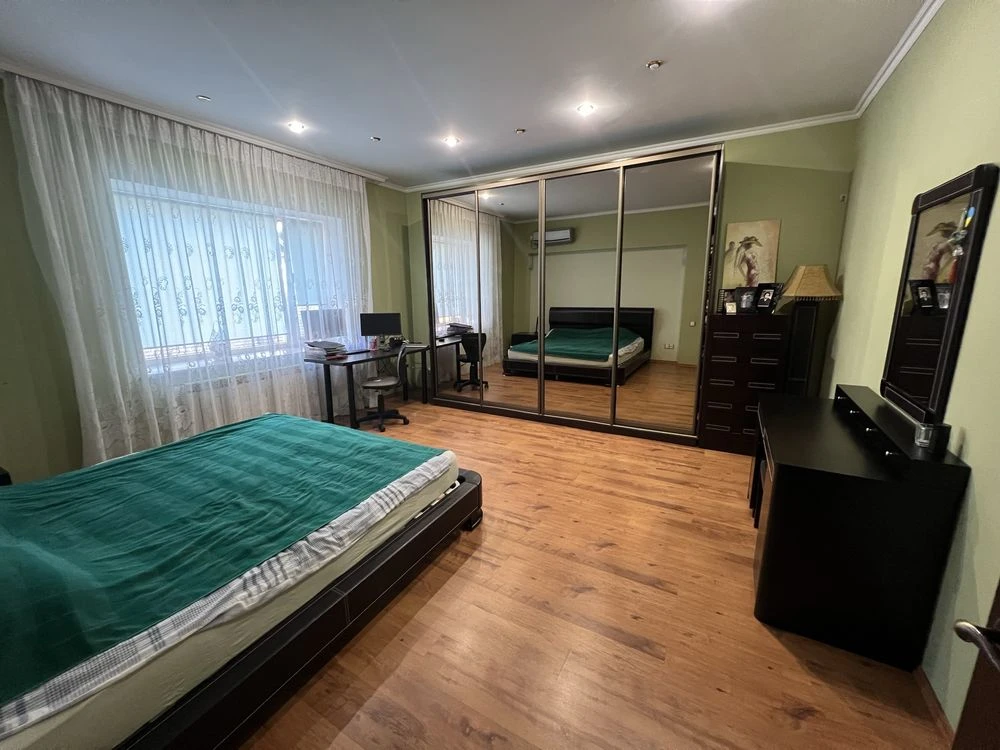 Spacious house in the Central District