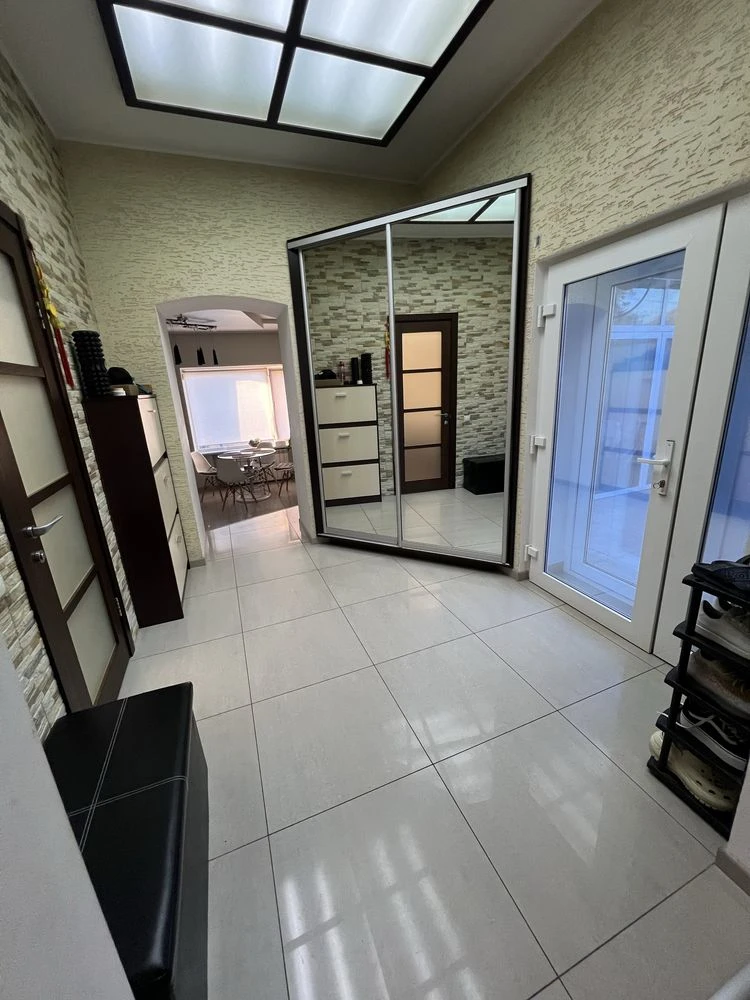 Spacious house in the Central District