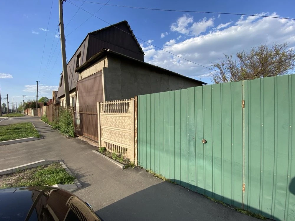 Продається будинок в центрально - міському районі .
