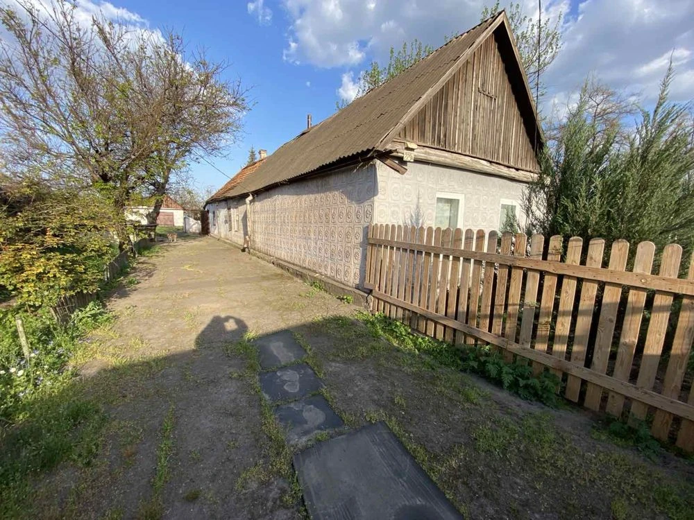 Продається будинок в центрально - міському районі .