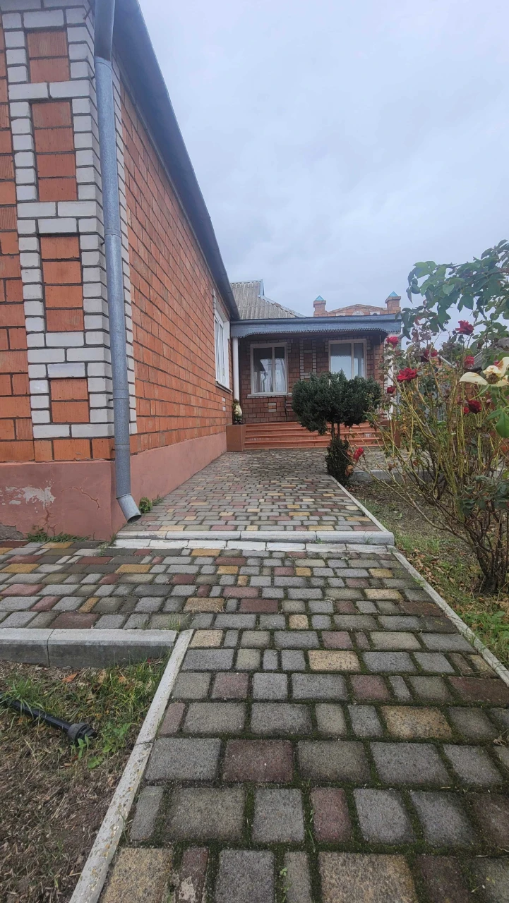 Продам відмінний будинок в передмісті Марганця.