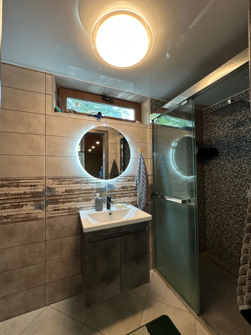 House for sale with furniture and appliances