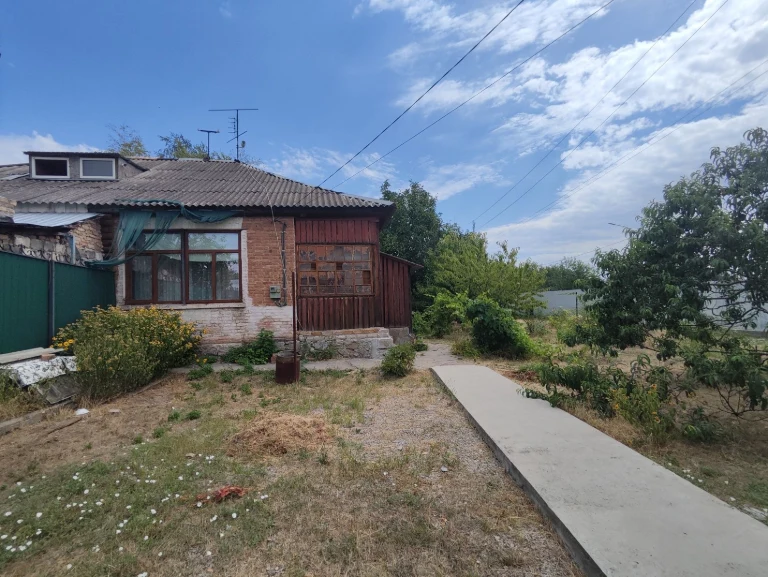 Будинок з земельною ділянкою під бізнес.