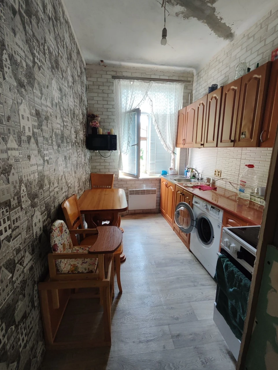 Будинок з земельною ділянкою під бізнес.