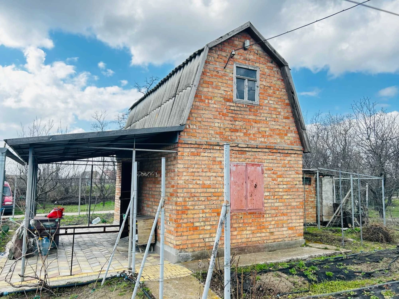 Продається доглянутий сад із виноградником та житловим будин