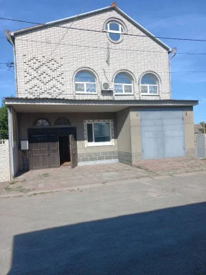 Продам 2-х поверховий  будинок
