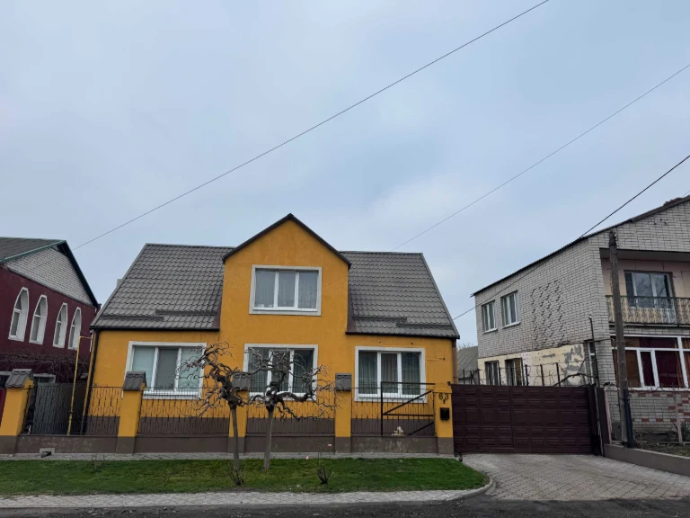 Продаж двоповерховий будинок, земельна ділянка 6 соток