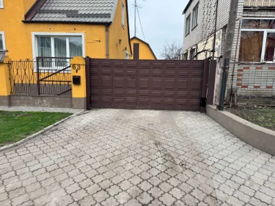Продаж двоповерховий будинок, земельна ділянка 6 соток