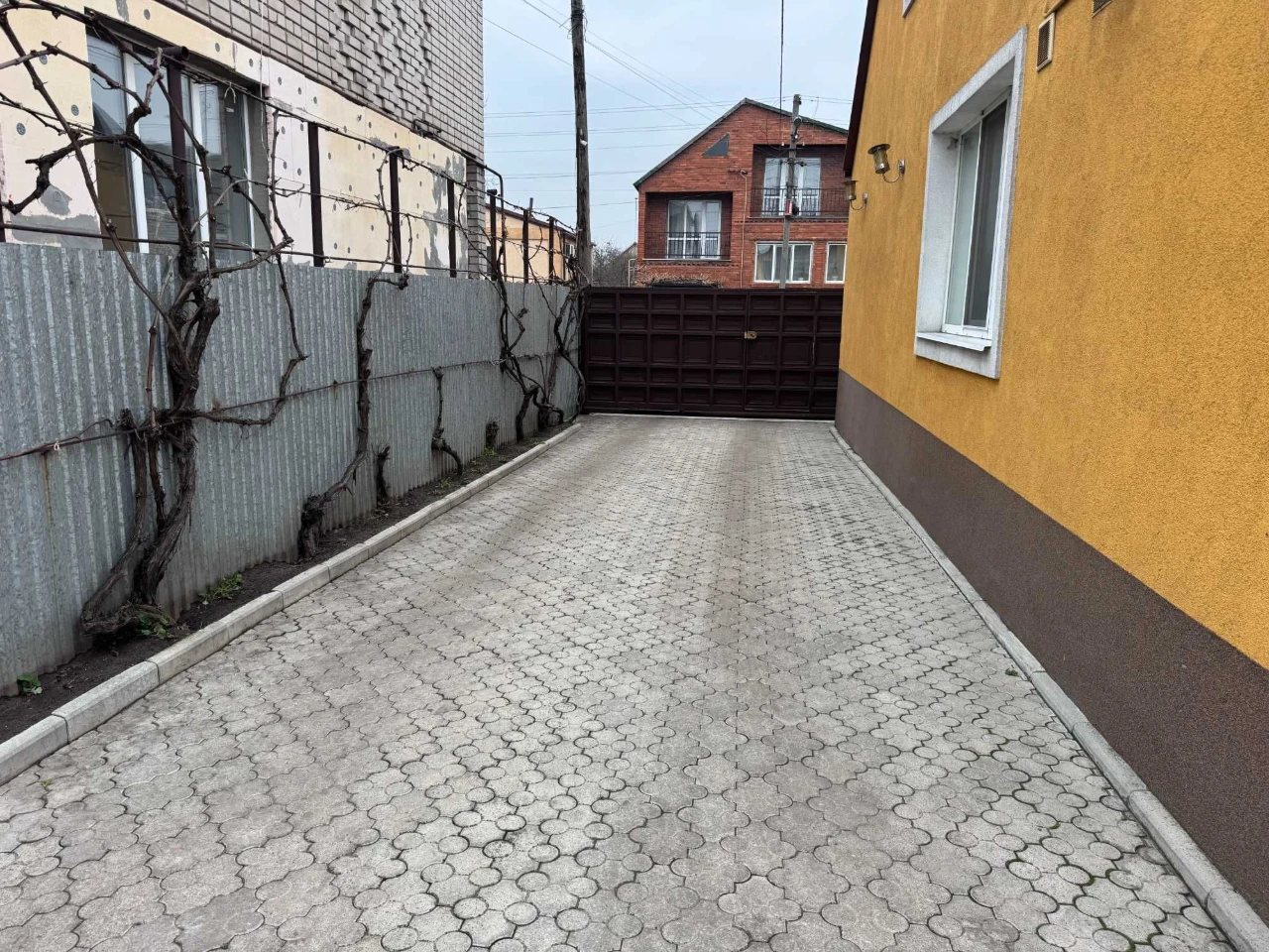 Продаж двоповерховий будинок, земельна ділянка 6 соток