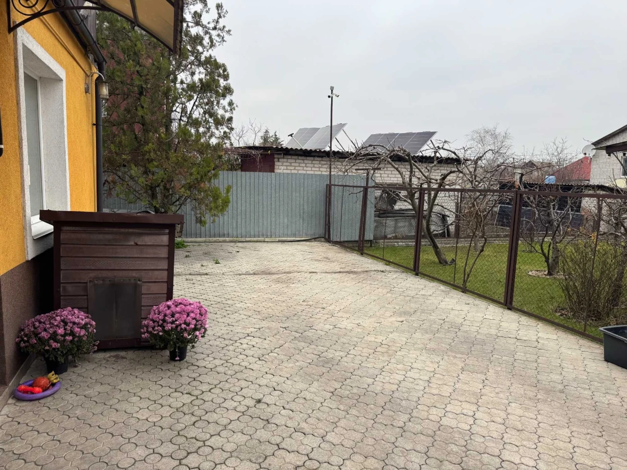 Продаж двоповерховий будинок, земельна ділянка 6 соток