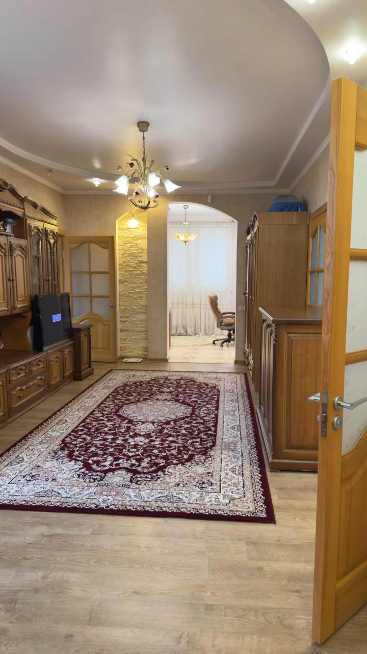 Продаж двоповерховий будинок, земельна ділянка 6 соток