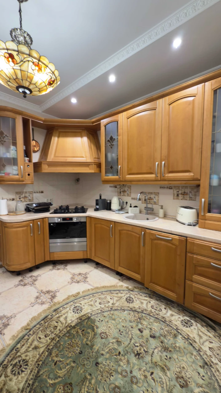 Продаж двоповерховий будинок, земельна ділянка 6 соток