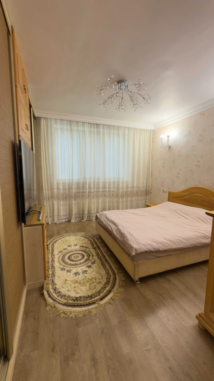 Продаж двоповерховий будинок, земельна ділянка 6 соток