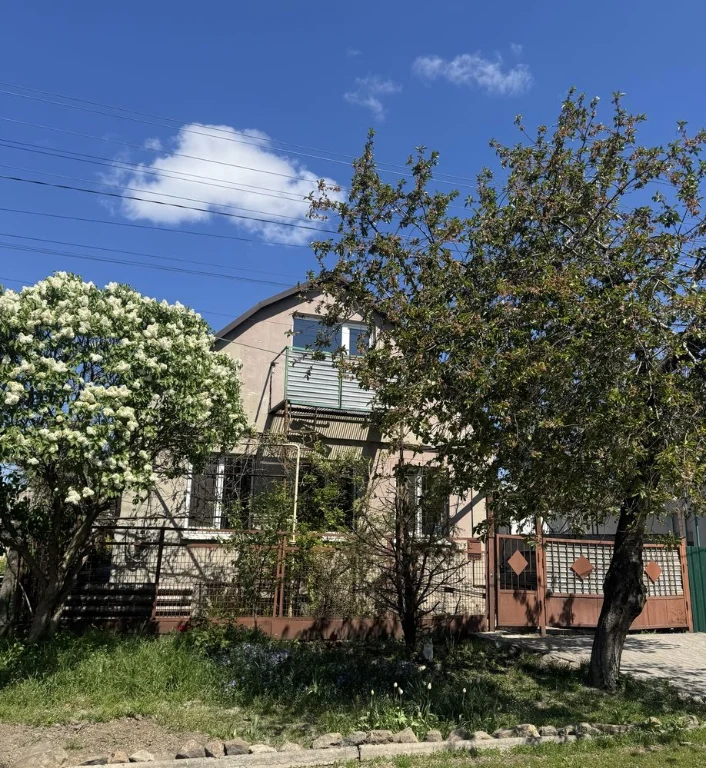 Житловий будинок із зручним розташуванням