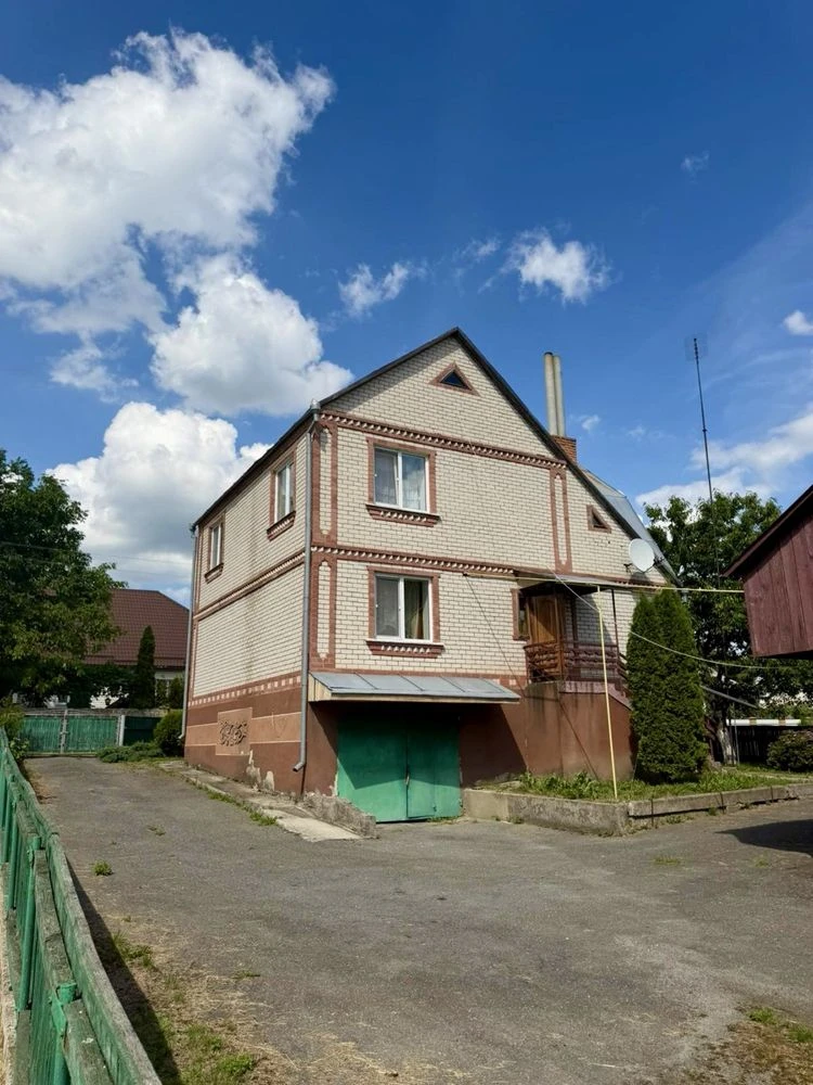 Продається будинок 213 м² з гаражем и участком 23 сотки в Барановке