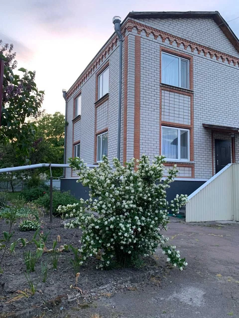 Продам будинок двоповерховий з цокольним поверхом