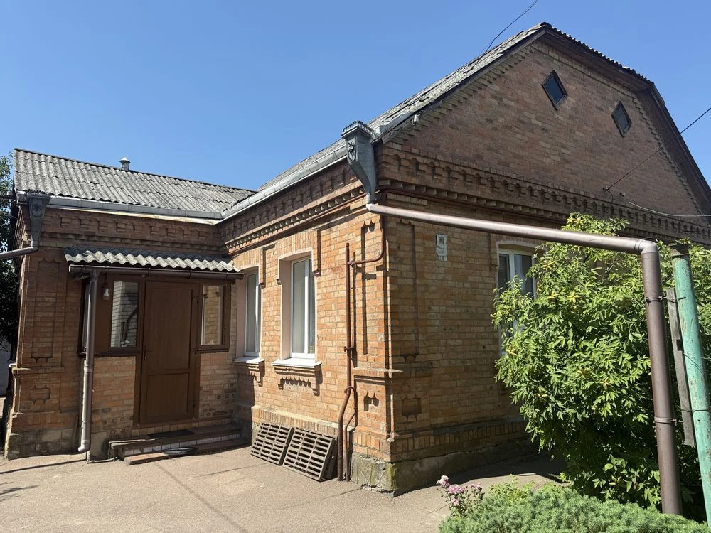 Sale of a house with 2 entrances, 102 m2