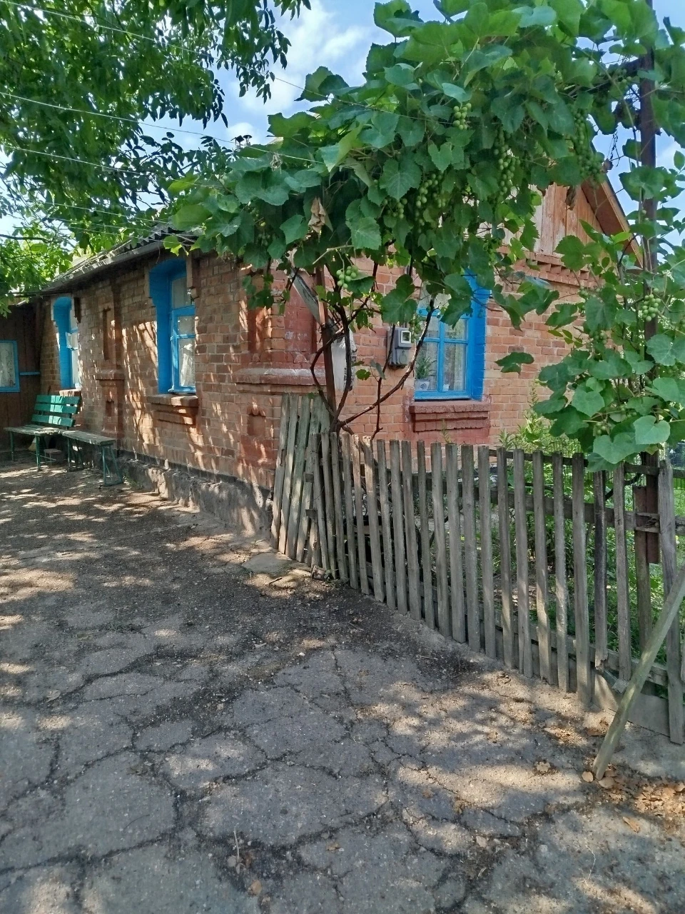 Продається земельна ділянка зі старою хатою.