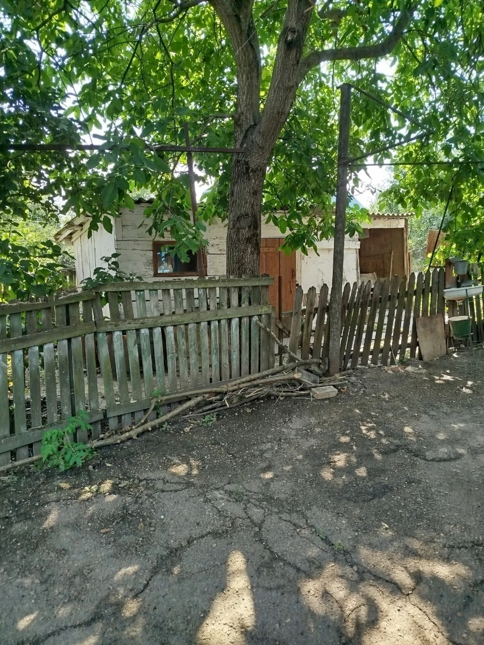 Продається земельна ділянка зі старою хатою.