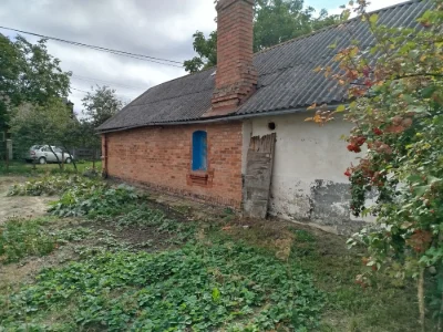 Продається земельна ділянка зі старою хатою.